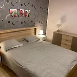 Igi Red Flat With Free Private Parking